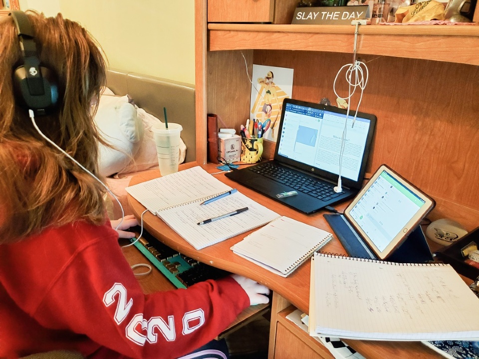 Students Transition to Full-Time E-Schooling | Laval Families Magazine | Laval's Family Life Magazine