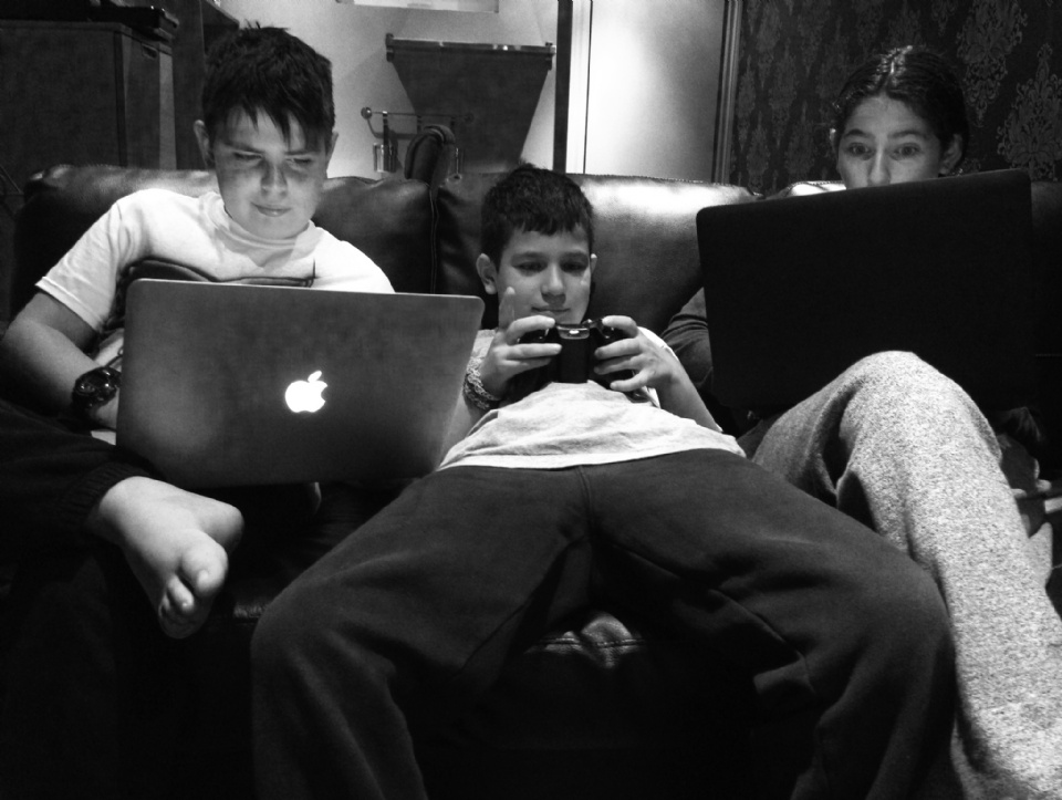 Less Electronics and More Family Time | Laval Families Magazine | Laval's Family Life Magazine Less Electronics and More Family Time | Laval Families Magazine | Laval's Family Life Magazine